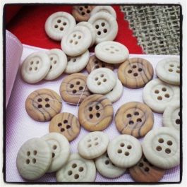 BUTTONS IMITATION WOOL        4 HOLES