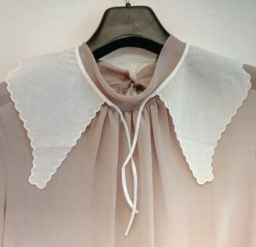 WOMAN LACE COLLAR