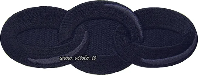 Oval heat-adhesive patches in a pack of 3