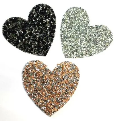 Aplicación termoadhesiva en forma de corazón con piedras