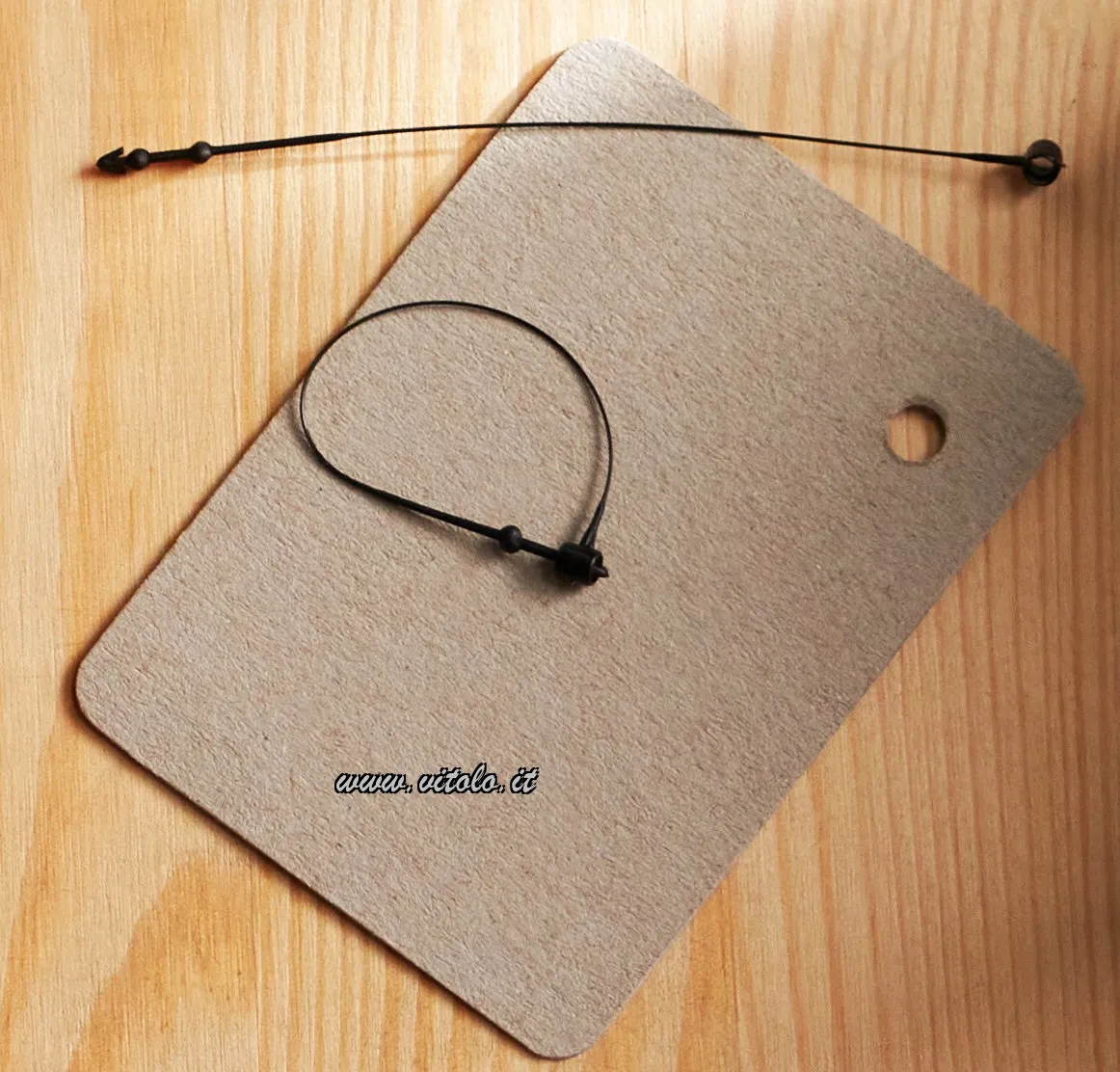 Plastic threads for hand labels, practical and durable