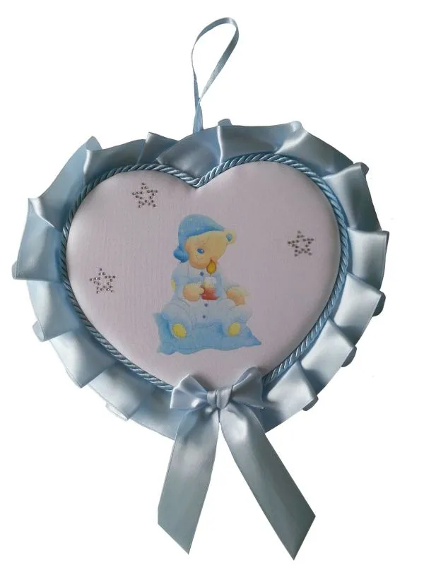 Lazos de nacimiento en forma de corazón con strass en una