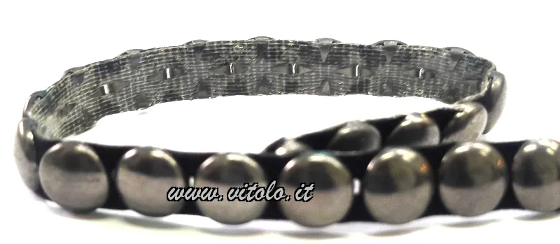 Heat-adhesive trim with studs, ideal for finishing garments