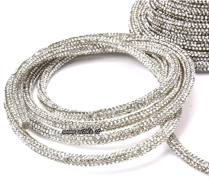 Lacet avec strass pour décorer et enrichir des accessoires