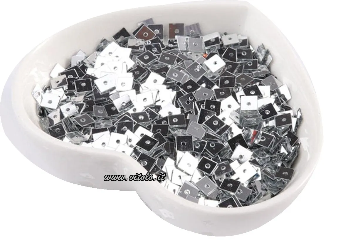 Paillettes quadrate con foro ideali per il ricamo