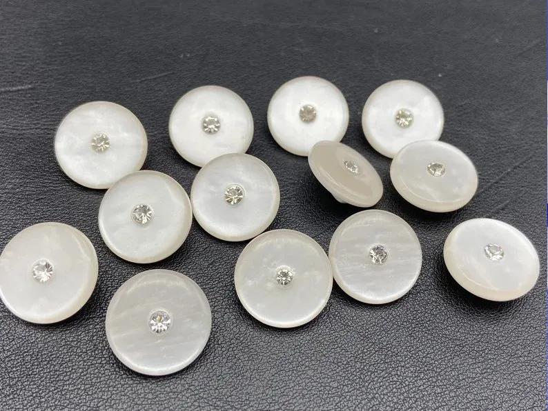 Boutons en polyester perlés avec tige et strass