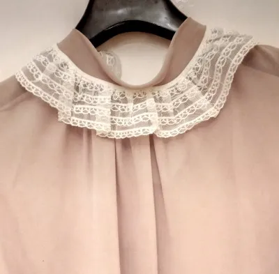 Collar de tul bordado que completa looks femeninos y