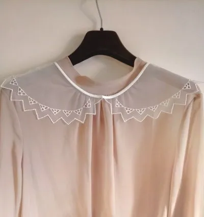 Tulle ricamato per colletto donna, pratico e versatile