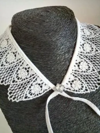 Collettino in macramè 36, ideale per arricchire abiti