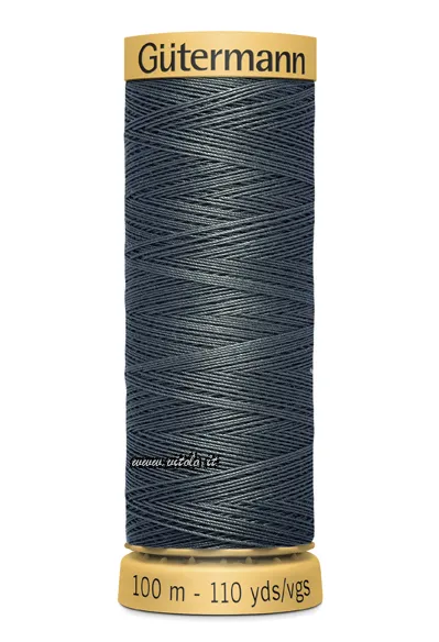 Gris oscuro